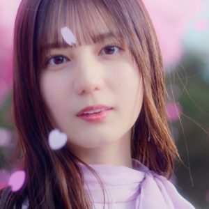 日向坂46『卒業写真だけが知ってる』MVが公開！春のパレードをテーマにセンター・小坂の決意に満ちた表情に注目！