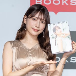 雪平莉左「鎖骨が見えてヘルシー」お団子ヘアにも注目