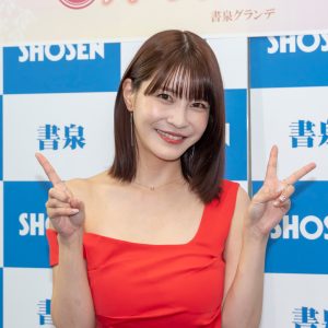 岸明日香、ボディーラインあらわな真っ赤なドレス姿で登壇…12年連続12作目のカレンダー発売