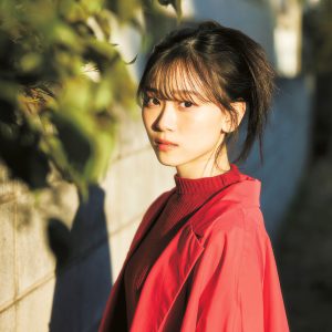 櫻坂46山下瞳月、異例のスピードで表紙にカムバック！夕陽を背景にしたエモーショナルなグラビアも