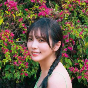 乃木坂46与田祐希、グリーンのタンクトップにミニスカ姿披露「三つ編みは久々だったので、レアだと思います」