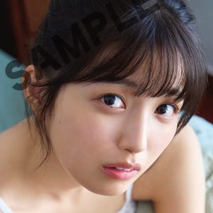 乃木坂46五百城茉央、ベッドの上から“上目遣いおき”…可憐な表情の特典ポストカード第3弾解禁