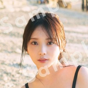 乃木坂46与田祐希、ビーチでお散歩…黒水着は「大人の女性が着ているようなイメージ」