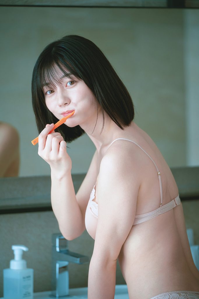 『瀬戸環奈1st 写真集 emerald』より重版記念本編未公開カット