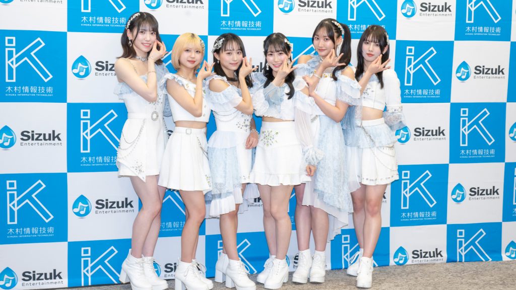 教育プラットフォーム「アイドル学園」記者発表会に出席した「LarmeR(ラルメール)」左から七海花菜、みのり、坂口渚沙、水川心愛、牧野りりさ、凪乃瑚々奈