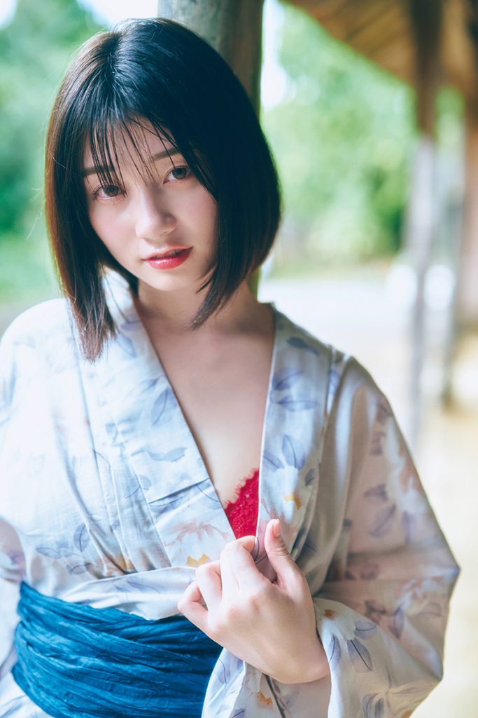 『瀬戸環奈1st 写真集 emerald』より