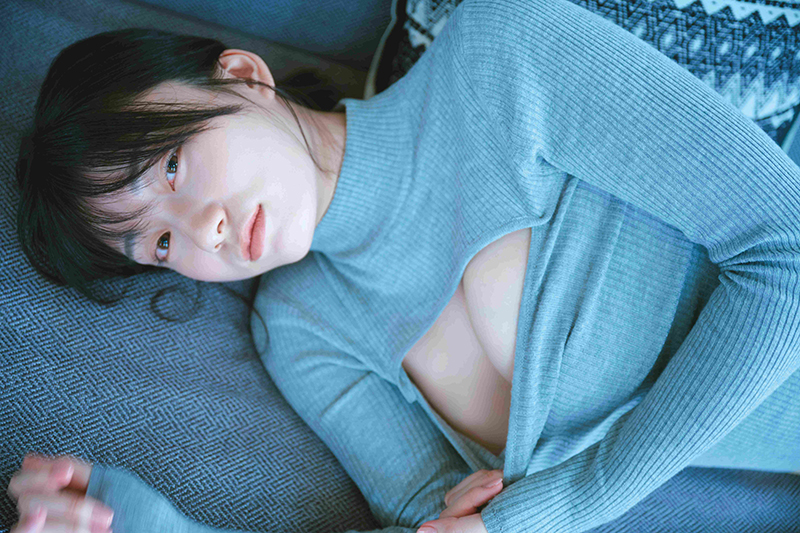 『瀬戸環奈1st 写真集 emerald』より