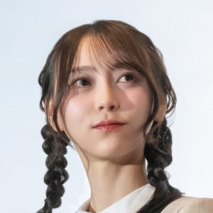 乃木坂46 弓木奈於、知的なメガネ姿&美脚披露で「異次元のスタイル……」「脚長っ!」と反響続々