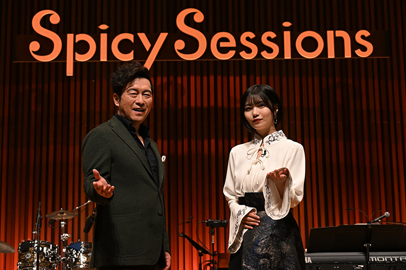 『Spicy Sessions』MCを務める黒沢薫(ゴスペラーズ)と中西アルノ(乃木坂46)