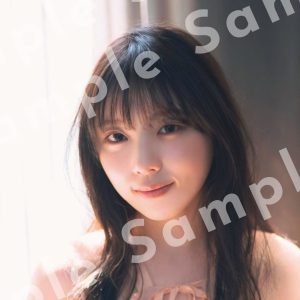 乃木坂46与田祐希「表情がまだちょっと眠たそう」ドキッとするベージュのドレス姿を披露