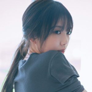 乃木坂46与田祐希、Tシャツがめくれて…ドキッとする無防備な先行カット解禁！1万字インタビューにも注目