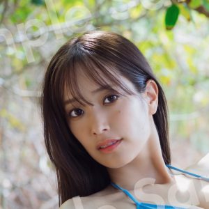 日向坂46佐々木久美、マーメイドのような美しさ…ブルーのビキニ姿を披露