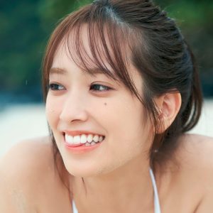 日向坂46佐々木久美、美谷間あらわ…鎖骨まで美しい先行カット到着