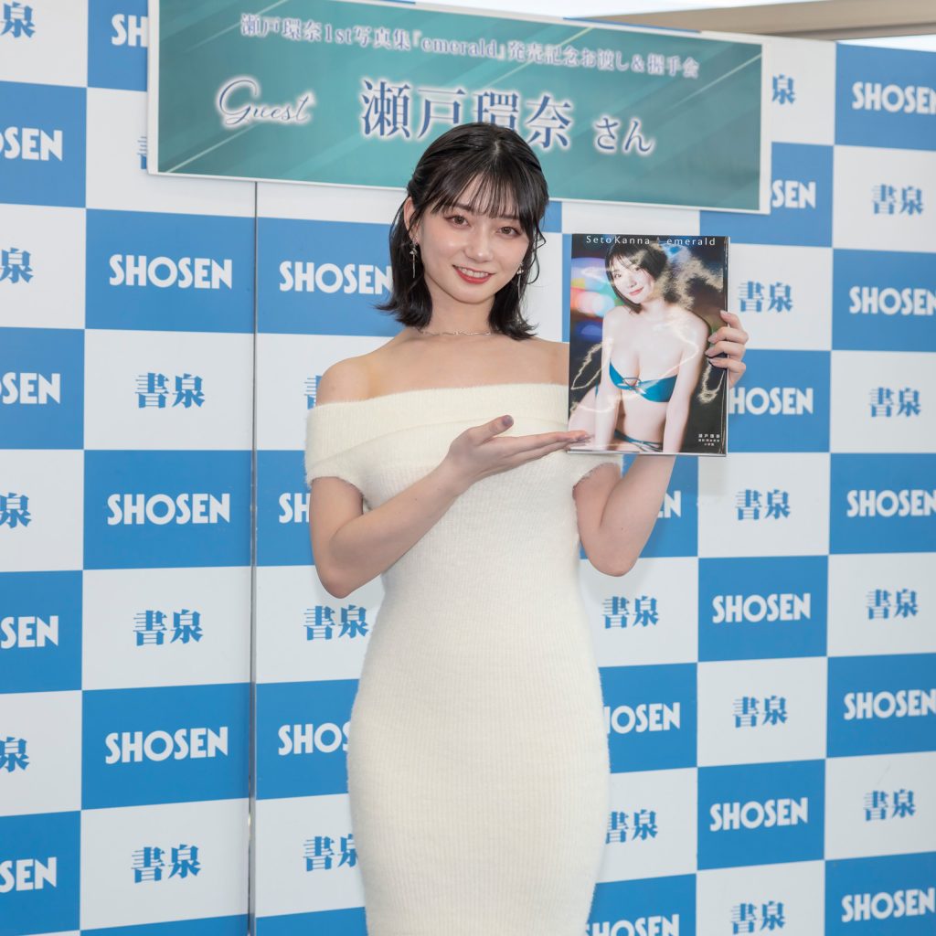 『瀬戸環奈1st 写真集 emerald』発売記念取材会より