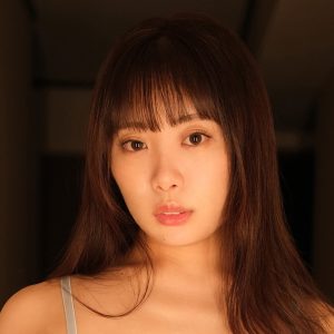 現役女子大学生グラビアアイドル、従順なメイドさんとなって御主人様にご奉仕