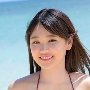 色白ボディーに真っ赤な三角ビキニ…現役アイドルが初グラビア！キュートな笑顔でむっちりスタイル披露