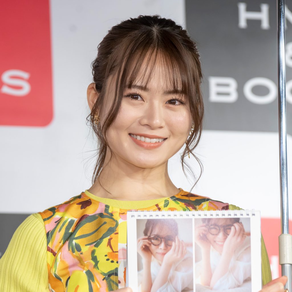 山崎怜奈が『山崎怜奈2025.4-2026.3カレンダー(壁掛け／卓上)』発売記念取材会に出席