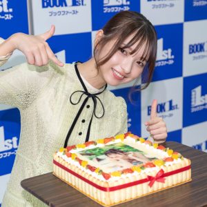 18歳グラビアアイドル・一ノ瀬瑠菜、サプライズケーキ登場に大喜び「シャルロットです」