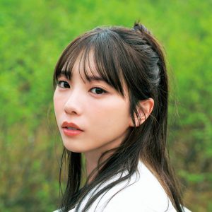 乃木坂46卒業後初グラビア…与田祐希『週刊少年マガジン』表紙を飾る