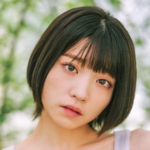 根本凪、キュートな表情と豊満ボディーのギャップにドキッ「ヘッドドレスも花柄ワンピも似合ってる」「なぎちゃん尊い!」