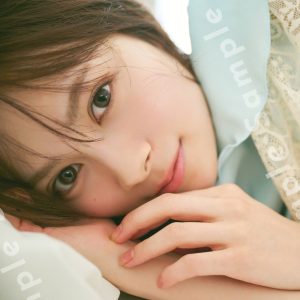 AKB48伊藤百花、ベッドでゴロゴロしたり鉄棒で遊んだり制服で走ったり…“お渡し会”特典ポストカード公開