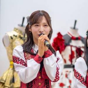 AKB48小栗有以「着るとすごくパワーを感じる」先輩メンバーの歴代衣装に背筋が伸びる