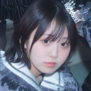 人気アイドルグループのメンバー、美肌眩しいライブ衣装姿が格好良い「キリッとしためいちゃカッコイイ」「これは満点」「最高のめいちゃ」