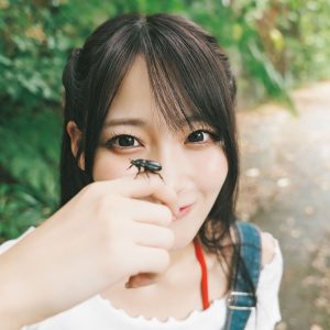 SKE48入内嶋涼1st写真集よりランジェリー姿の歯磨きショット&カブトムシとの“2ショット”解禁