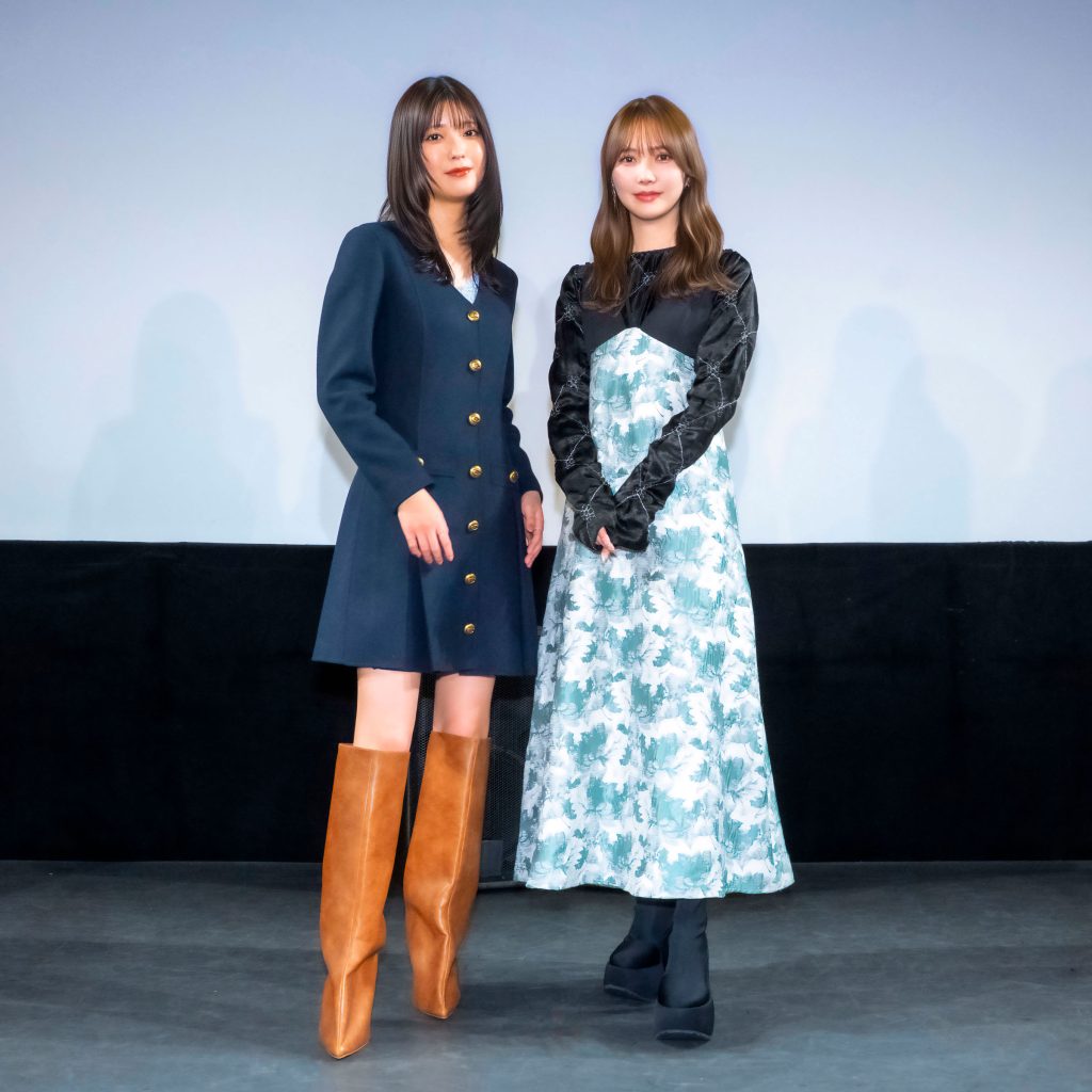 工藤美桜と加藤史帆、全身ショット