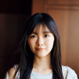 櫻坂46山川宇衣、四期生曲でセンターを務めるルーキーが鮮烈なグラビアを展開