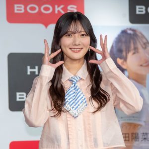 日向坂46河田陽菜、“空色”イメージを覆す赤の衣装もお気に入り「なんか似合っちゃった(笑)」