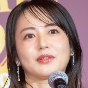磯山さやか、ロングスカートやワンピースの爽やかコーデにファンから称賛の声「いつまでもカワイイ」「ステキな女神さま」「天使にしか見えない」