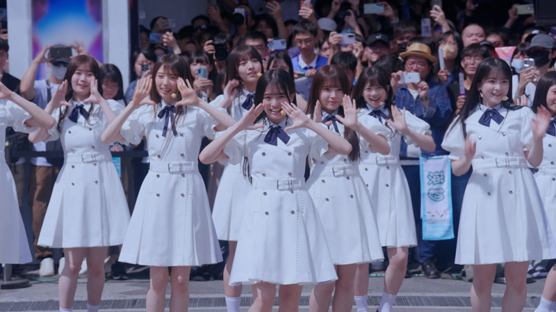 『なぜ 僕たちは走るのか?』をパフォーマンスする6期生