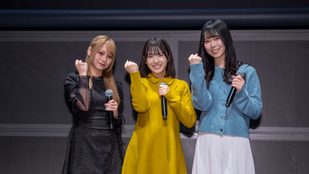 「ふるさと映画祭」内『あまっこ』舞台あいさつに登壇した宇咲美りあ(ふるさと映画祭2025応援サポーター)、NMB48芳賀礼、NMB48龍本弥生(左から)