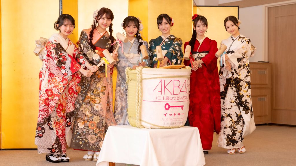 『AKB48 二十歳のつどい 2026』より左から花田藍衣、久保姫菜乃、秋山由奈、新井彩永、工藤華純、迫由芽実