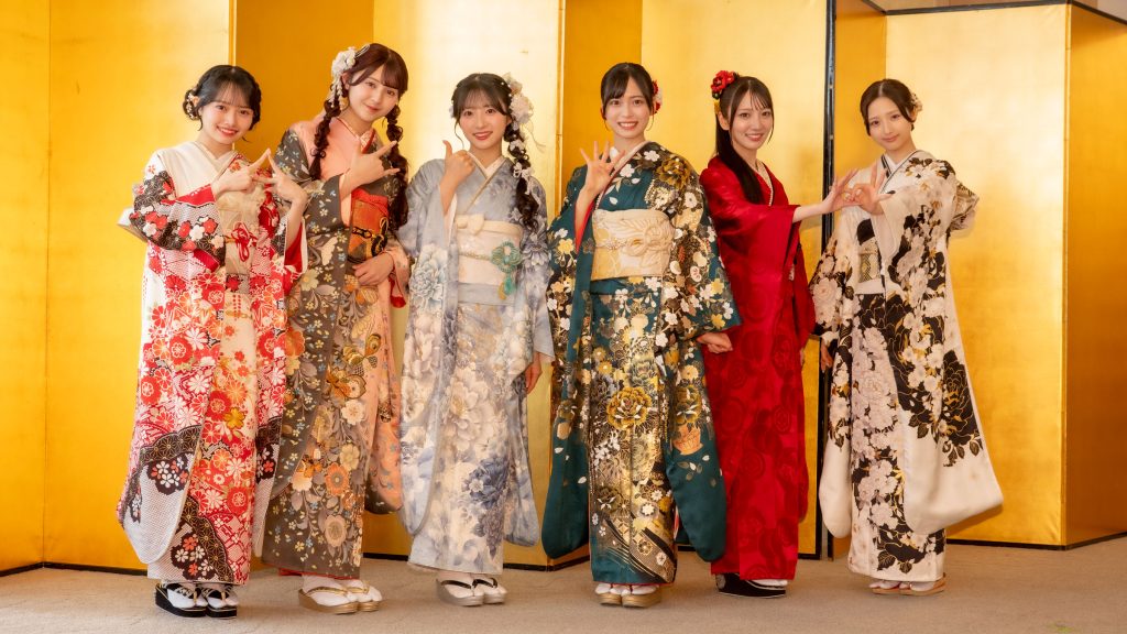 『AKB48 二十歳のつどい 2026』より左から花田藍衣、久保姫菜乃、秋山由奈、新井彩永、工藤華純、迫由芽実