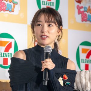 桜井日奈子「緊張して猫の手も借りたい」1日ねこ店長の登場に笑顔