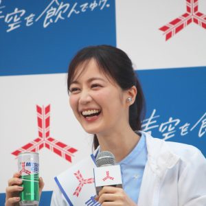 生田絵梨花さん、三ツ矢サイダーの「青空お届け隊」隊長に就任で、弓矢バルーン割りを見事成功