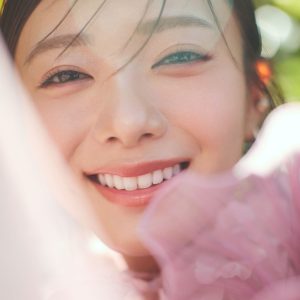 ブーゲンビリア咲く沖縄で──櫻坂46・田村保乃が魅せた“最幸の花嫁姿”