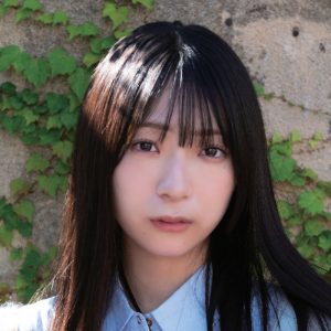 日向坂46 宮地すみれ、美脚あらわな大人コーデが反響「ロングブーツが似合ってます」「これはメロい!」