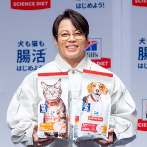 “愛犬家”西川貴教、トイプードルとの日常を明かす「今も一緒に寝ております」