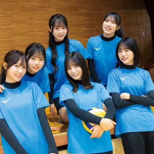 日向坂46“バレー部”密着インタビュー|“エースをねらえ”なスーパールーキー・片山紗希の入部に、キャプテン・小坂菜緒「スポーツって人をつなげる」