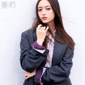 乃木坂46井上和、赤のニットビスチェにヌーディピンクのメイクで表紙を飾る